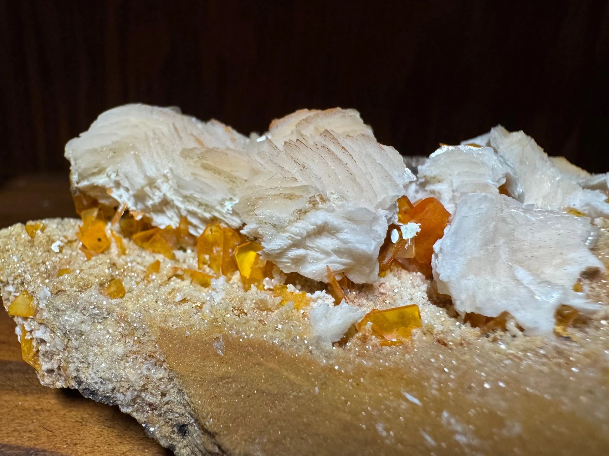 Wulfenite with calcite Moonphase minerals