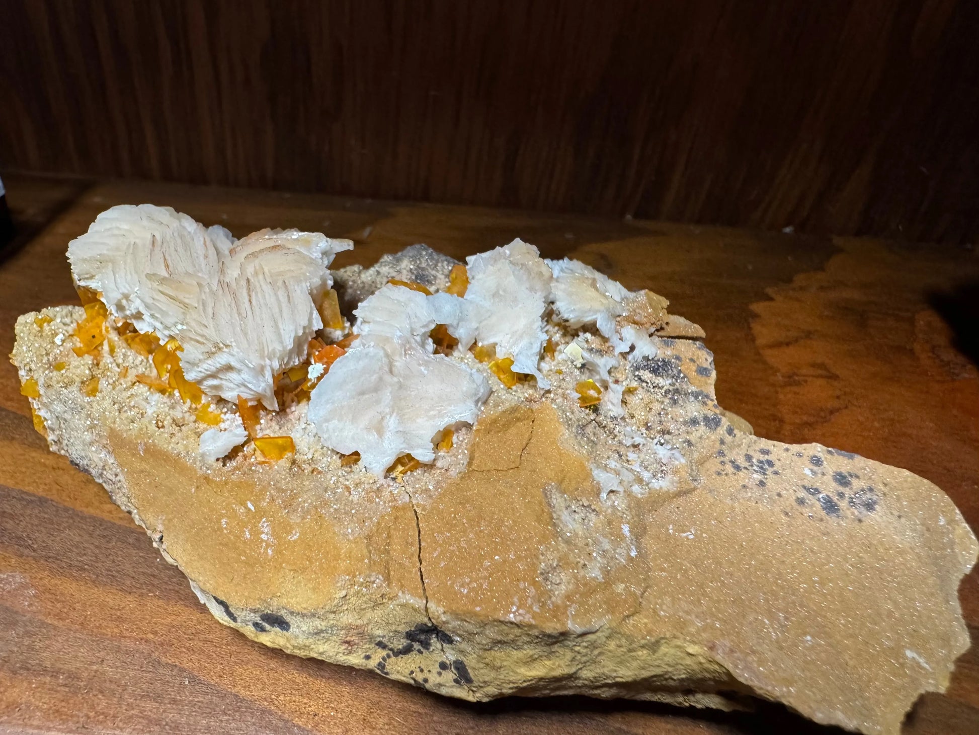 Wulfenite with calcite Moonphase minerals